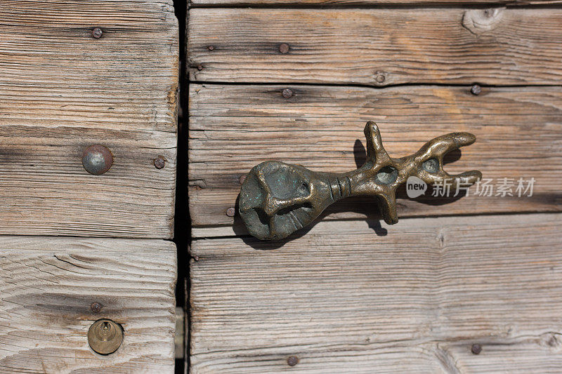 Le Vercors，法国:带有青铜拉板的传统风化木门
